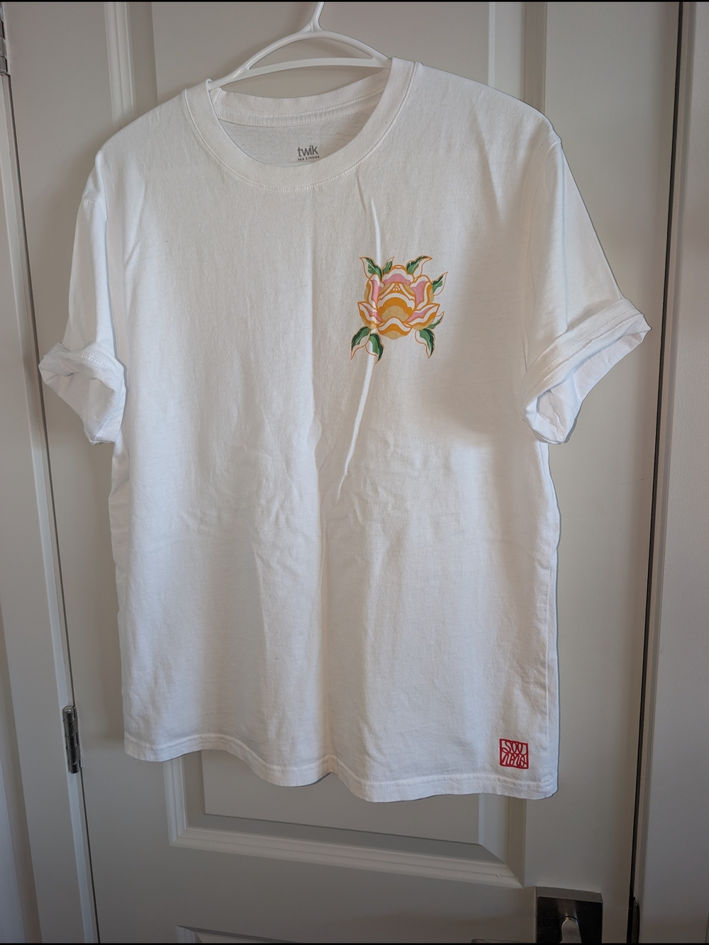 2/25$ 💓 NWOT Twik Graphic T-shirt
